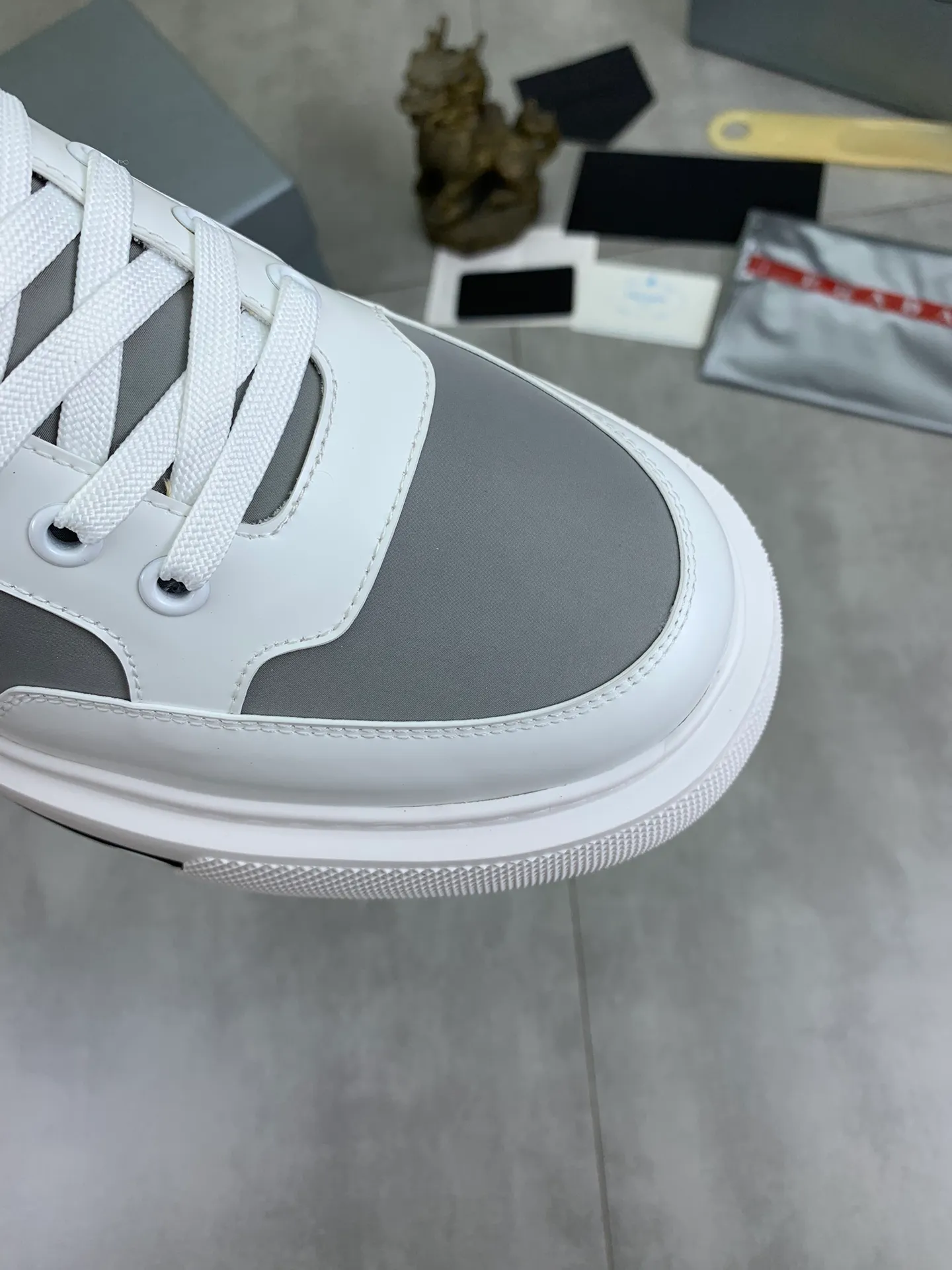 Men's shoes 💰P580 new (higher version) new models are available at PRADA counters simultaneously, new men's shoes, 😘 fabrics are selected from original calfskin. First layer of imported silk cowhide lining. The original version is awesome! 👍🏿Original open-molded non-slip PU outsole, with exquisite lines, simple and elegant, super comfortable and classy on foot, suitable for leisure travel. Code number: 38 to 44 (45 customized) 4️⃣ colors available